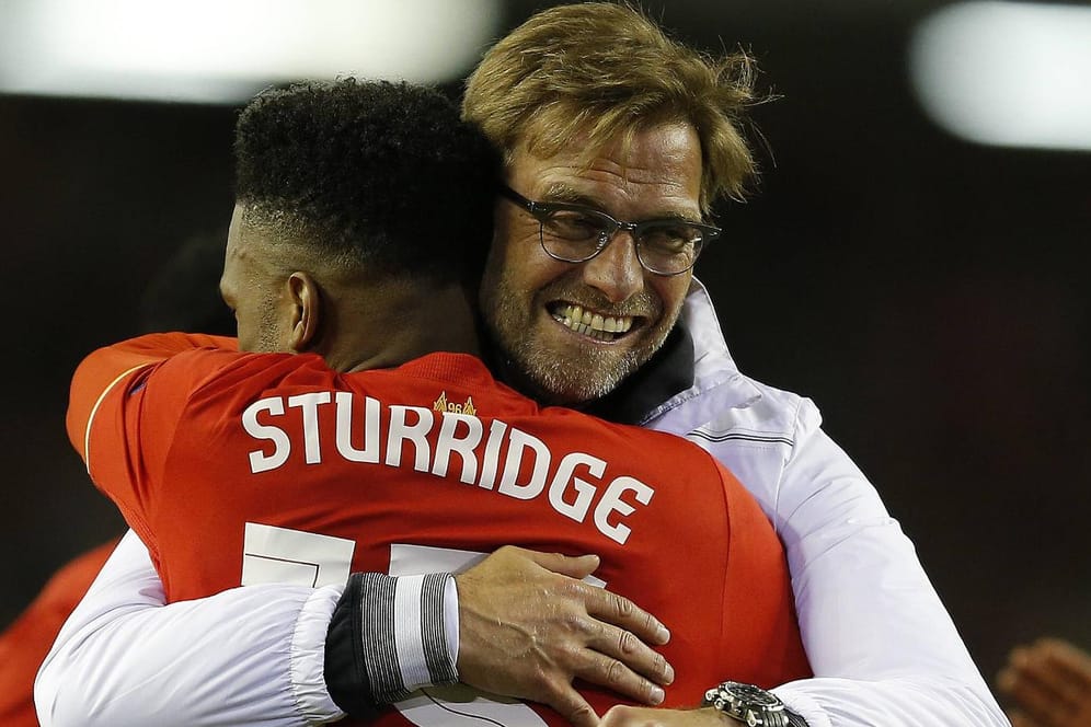 Jürgen Klopp freut sich mit Daniel Sturridge über Liverpools Einzug ins Europa-League-Finale.