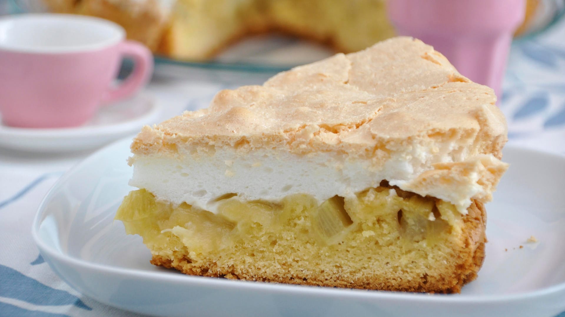 Ob mit Pudding, Streusel oder Baiser - Rhabarberkuchen bringt den Frühling auf den Tisch.