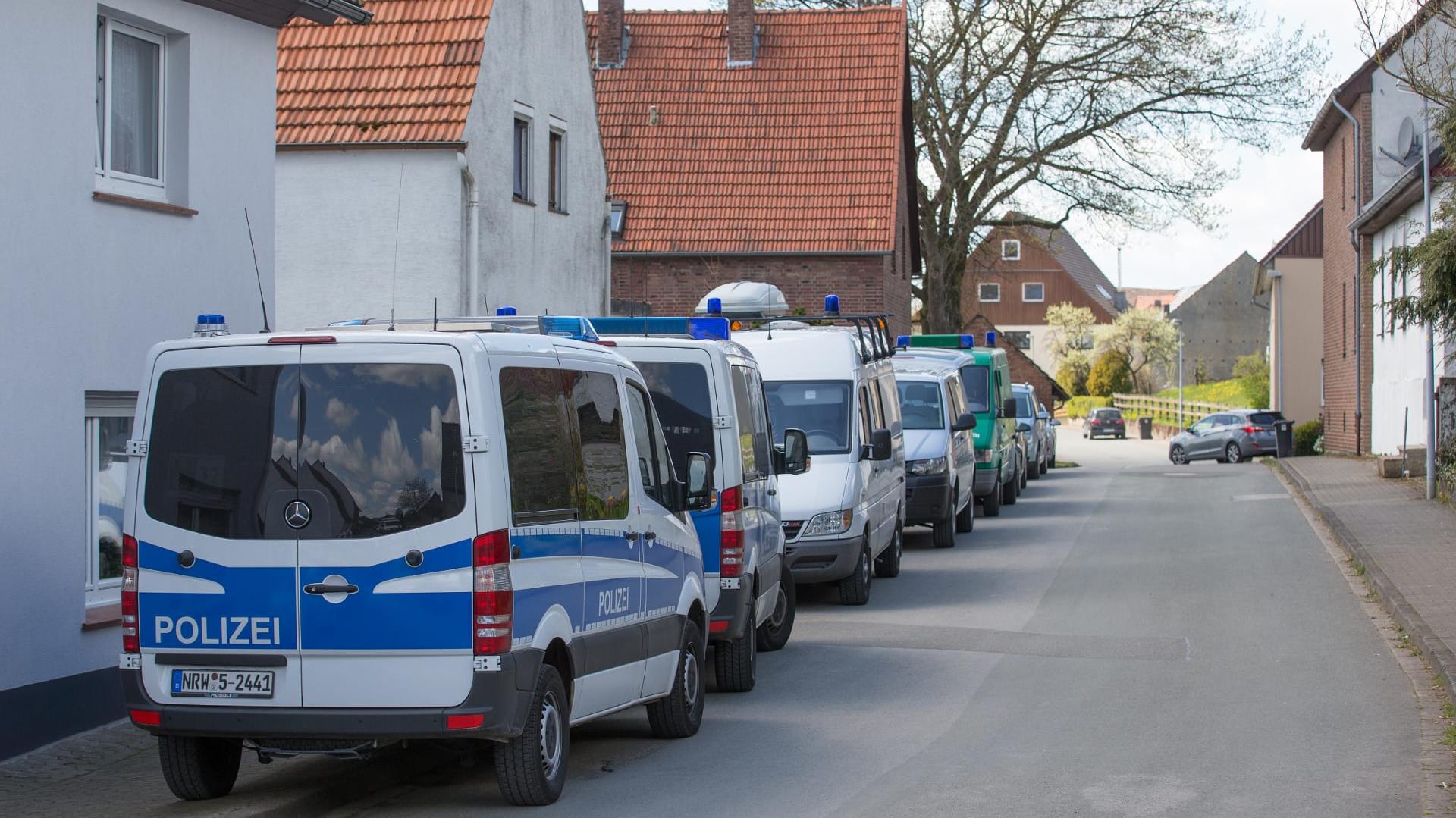 Polizeifahrzeuge vor dem Haus des beschuldigten Ehepaares in Höxter-Bosseborn.