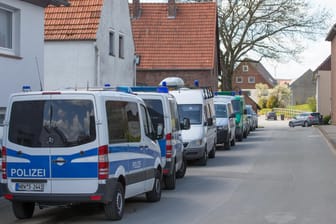 Polizeifahrzeuge vor dem Haus des beschuldigten Ehepaares in Höxter-Bosseborn.