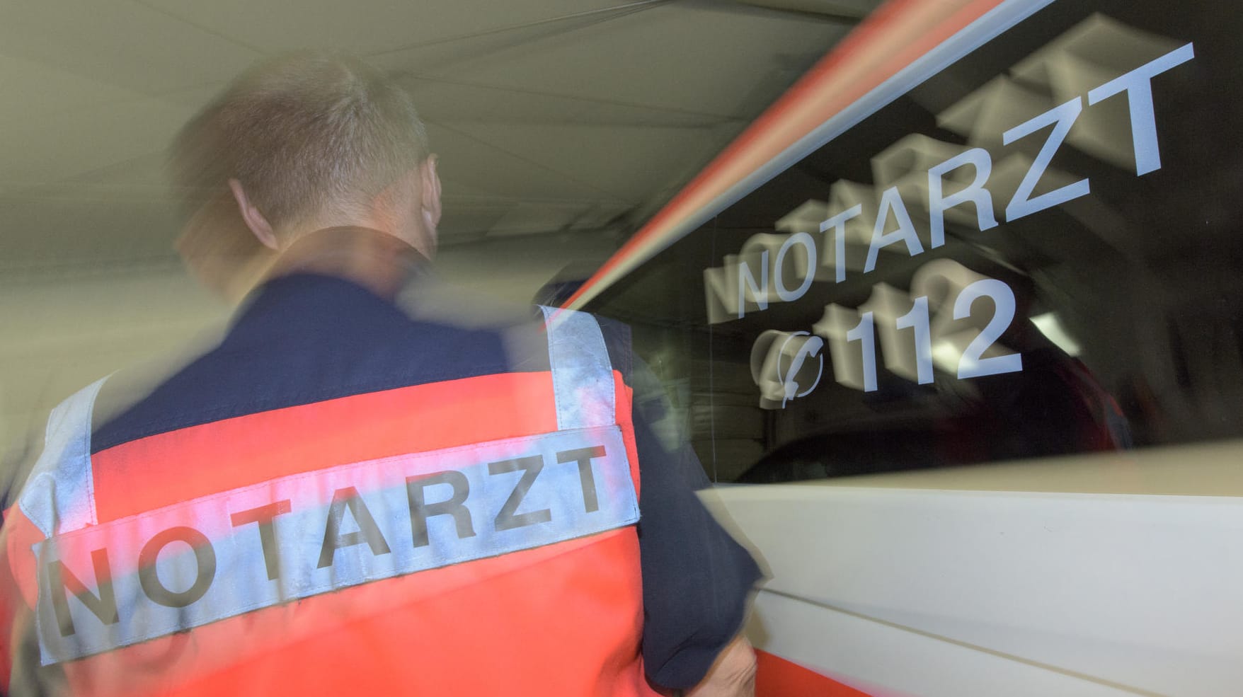 Ein Notarzt im Einsatz.