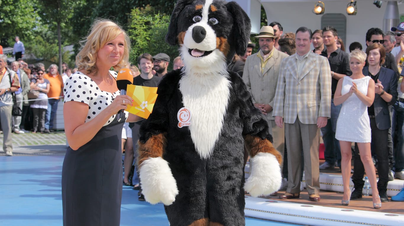 Andrea Kiewel (l.) mit Hund Keks im "Fernsehgarten".