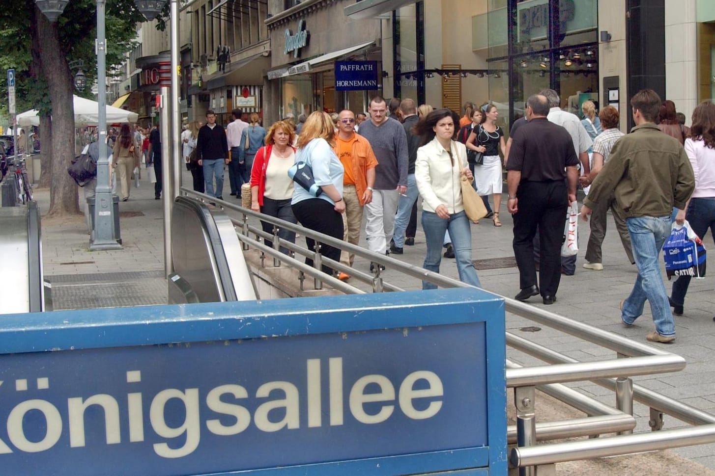 Einkaufsstraße Düsseldorfer Königsallee: Die deutsche Mittelschicht wird kleiner - und davon profitieren nur manche.