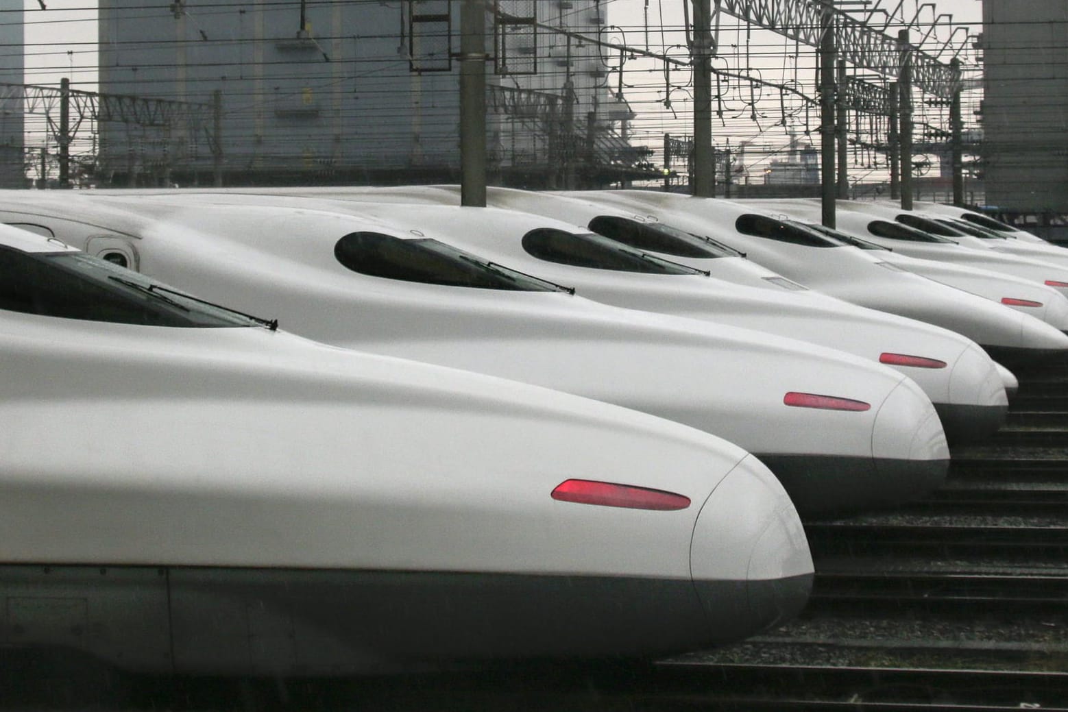 Japanische Shinkansen-Superzüge auf ihren Parkpositionen im Tokioter Hauptquartier.