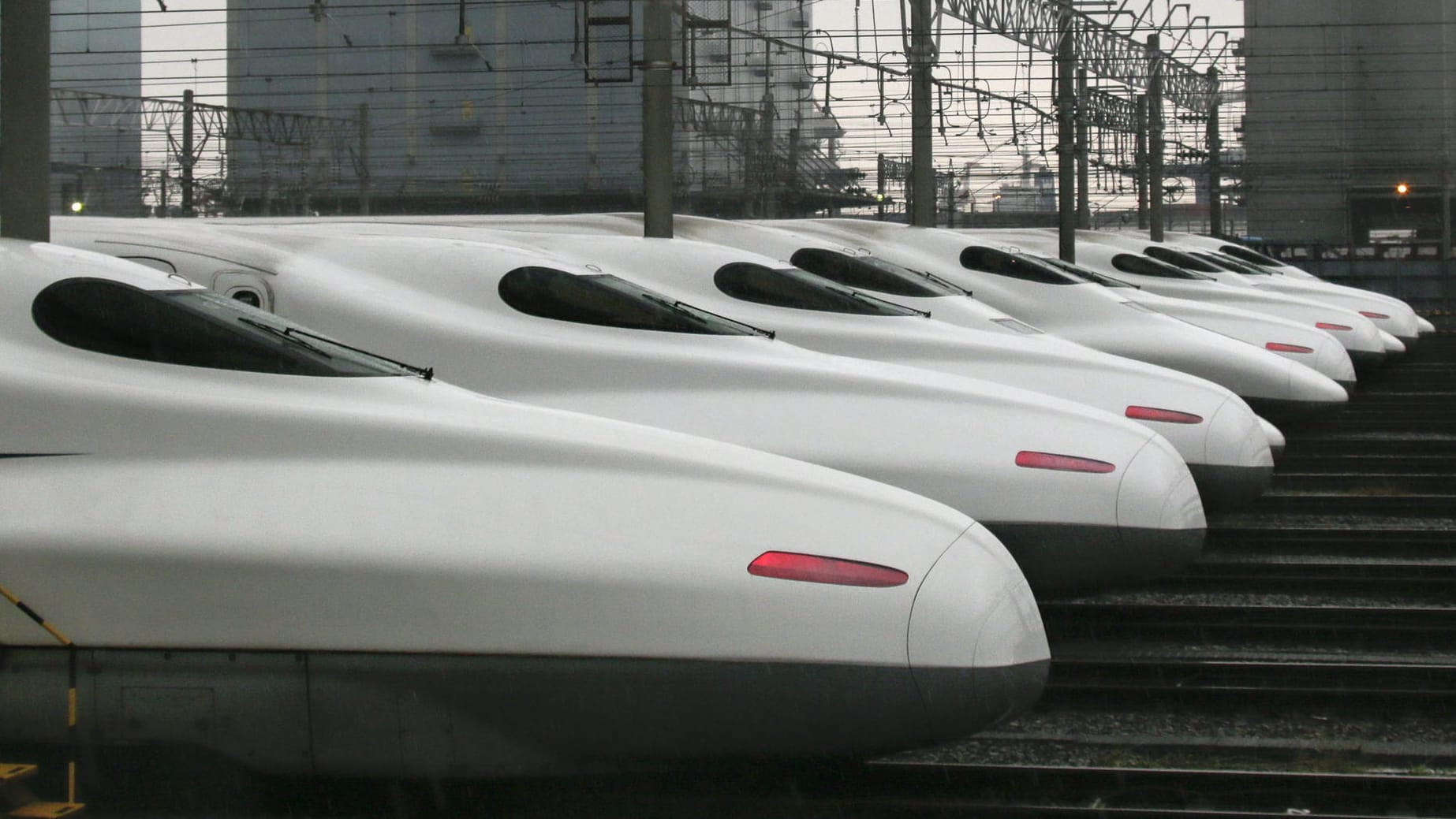 Japanische Shinkansen-Superzüge auf ihren Parkpositionen im Tokioter Hauptquartier.