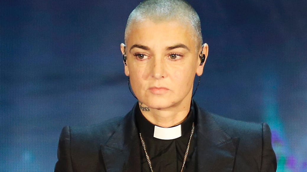 Sinead O'Connor behauptet, Darsteller Arsenio Hall habe Prince mit Drogen versorgt.