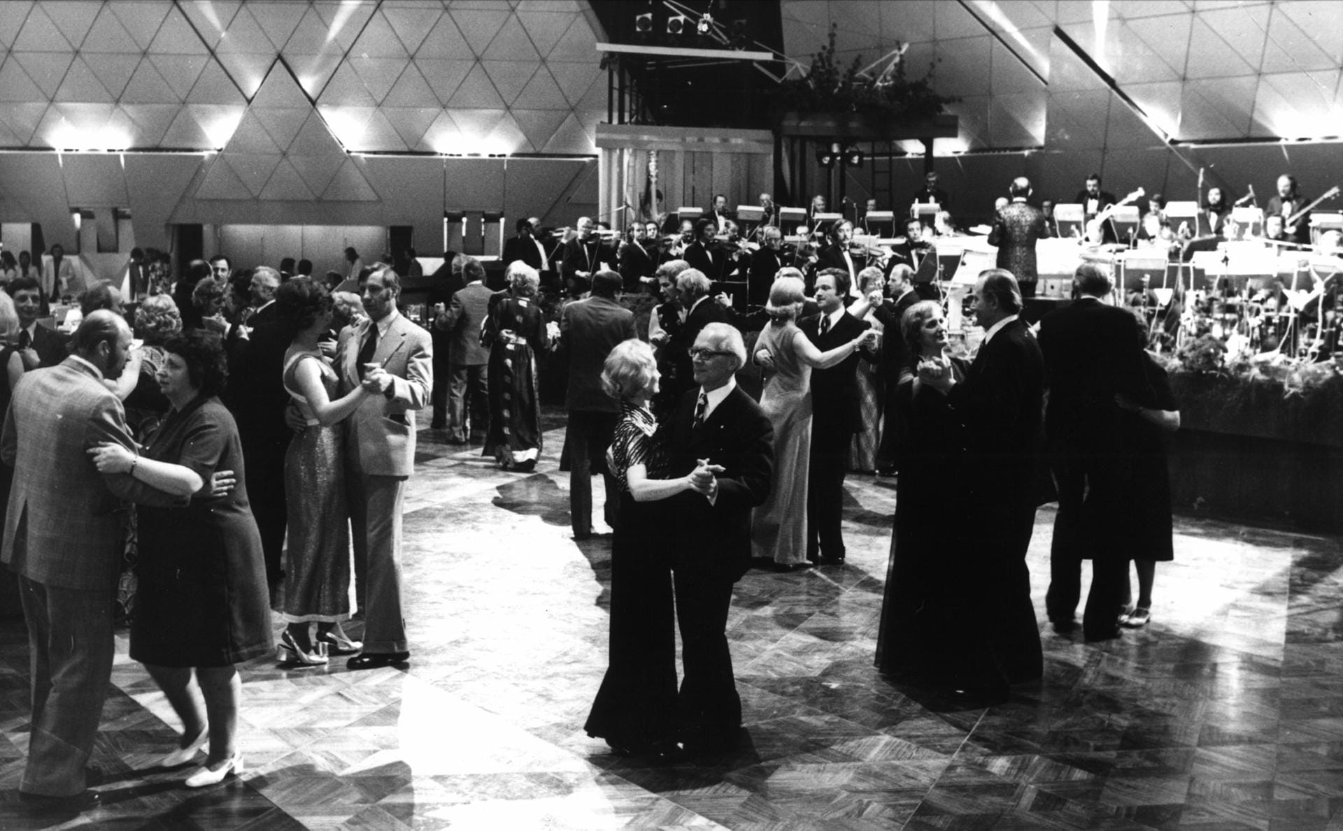 Hier tanzen Erich Honecker und seine Frau Margot (Mitte) bei der Eröffnung des Palastes der Republik einen Walzer.