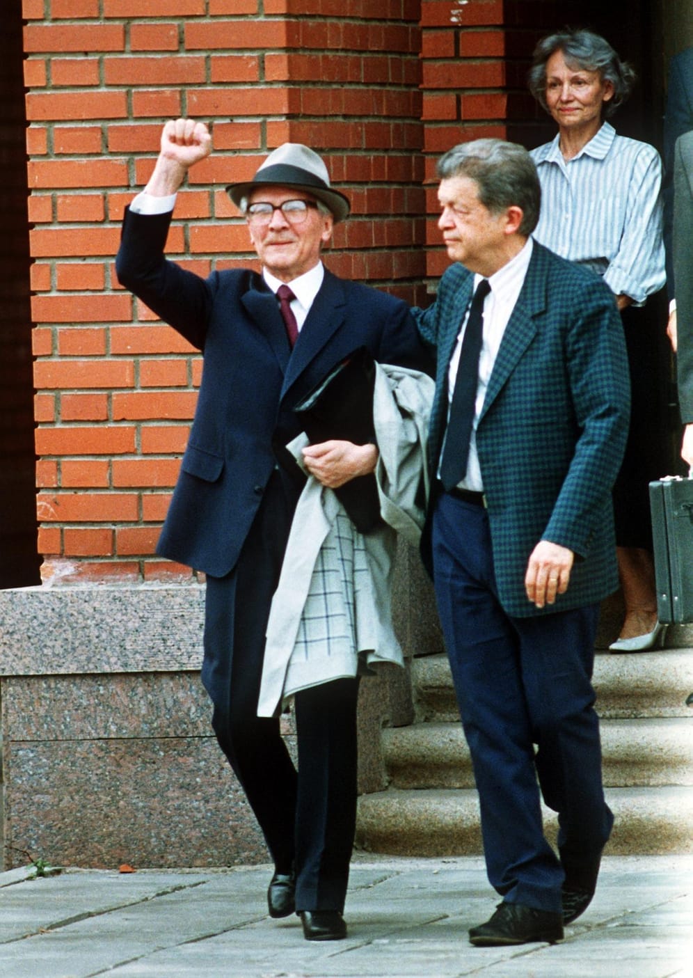 Margot Honecker (im Hintergrund) reist weiter nach Santiago de Chile, ihr Mann kommt 1993 nach kurzzeitiger Inhaftierung in Deutschland nach.