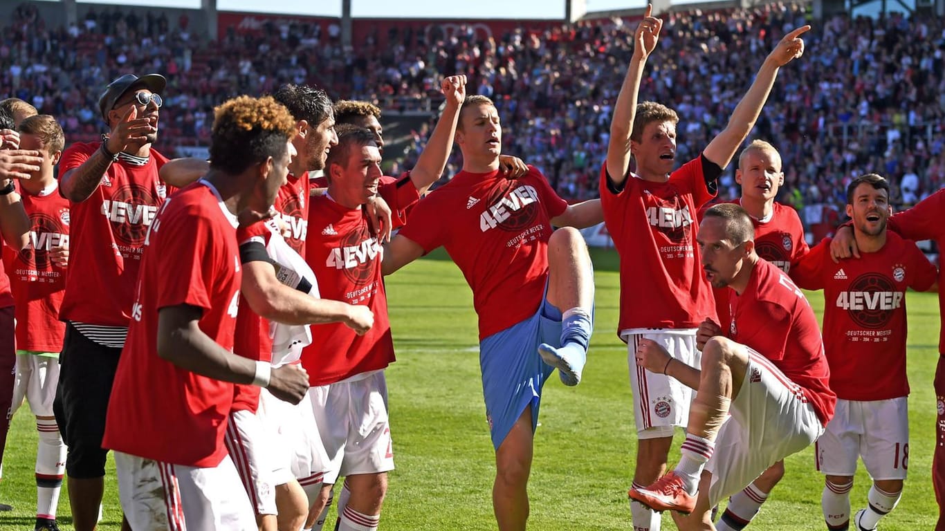 Die Stars des FC Bayern feiern ihren Rekorderfolg: den vierten Meistertitel in Serie.