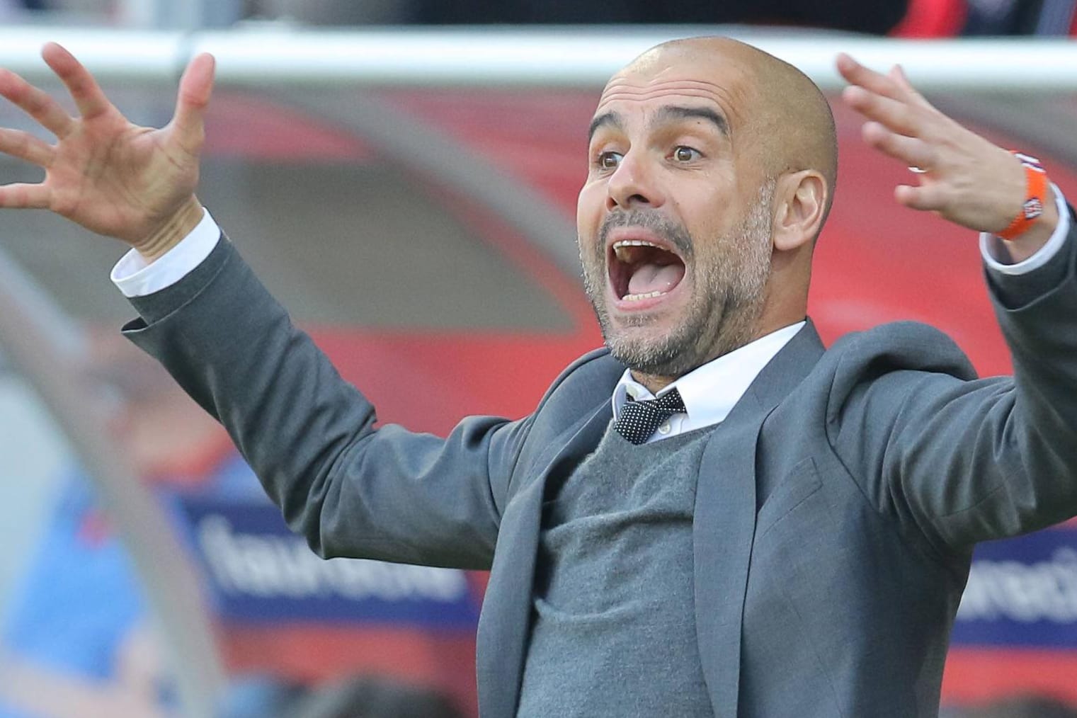 Bayern Münchens Trainer Pep Guardiola gestikuliert wild an der Seitenlinie.