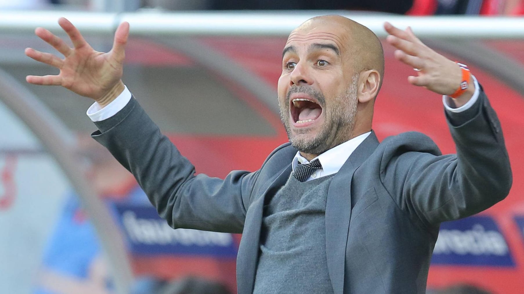 Bayern Münchens Trainer Pep Guardiola gestikuliert wild an der Seitenlinie. Bayern Münchens Trainer Pep Guardiola gestikuliert wild an der Seitenlinie.