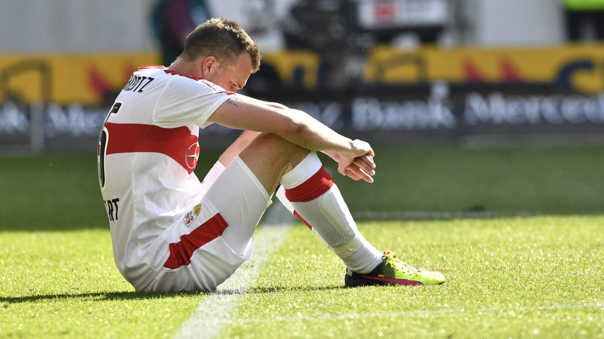 Auf dem Boden der Tatsachen: Kevin Großkreutz ist nach der Stuttgarter Niederlage gegen Mainz enttäuscht. Auf dem Boden der Tatsachen: Kevin Großkreutz ist nach der Stuttgarter Niederlage gegen Mainz enttäuscht.
