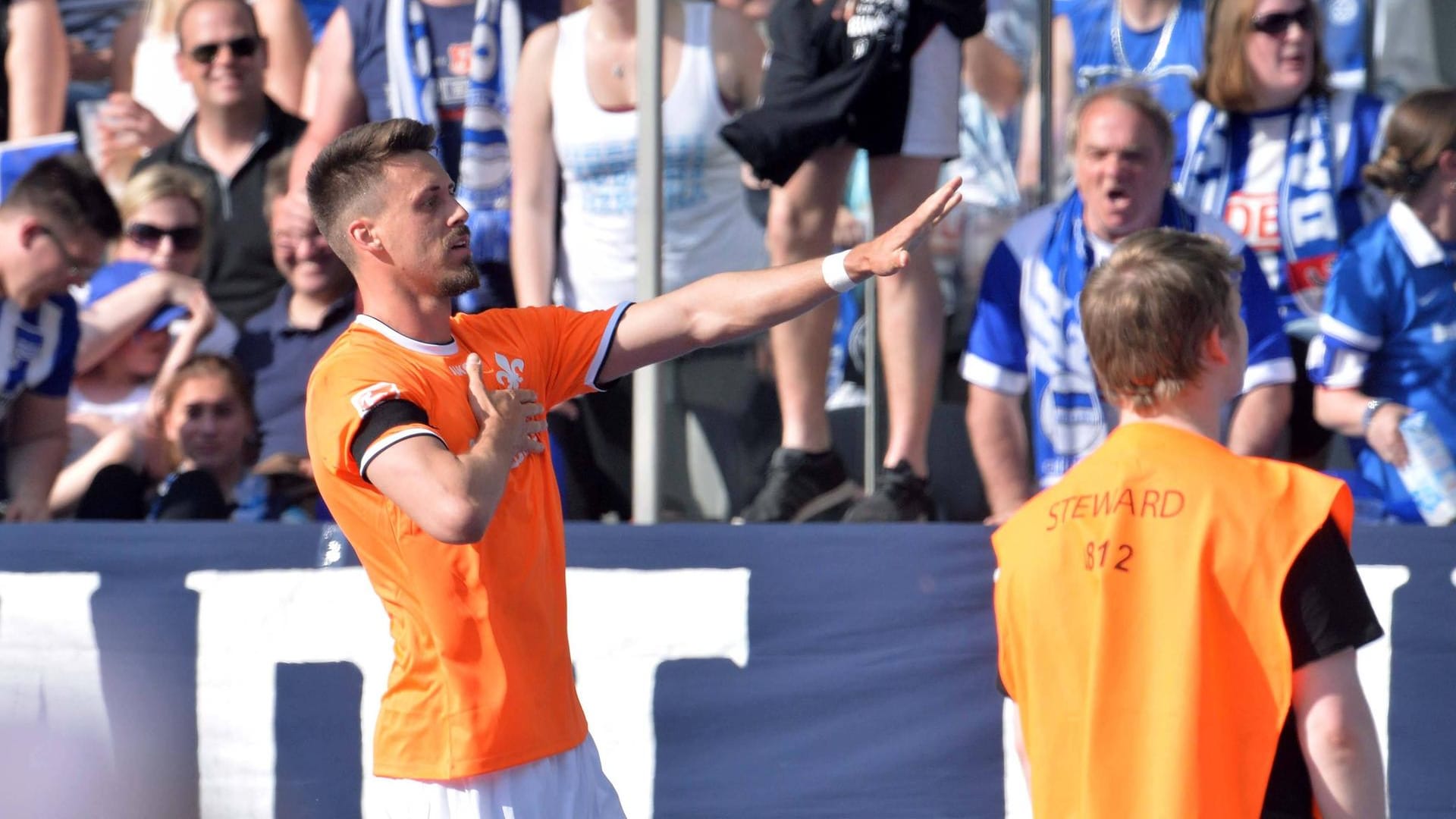 Sandro Wagner jubelt nach seinem Treffer zum 2:1 für Darmstadt 98 vor dem Hertha-Block. Sandro Wagner jubelt nach seinem Treffer zum 2:1 für Darmstadt 98 vor dem Hertha-Block.