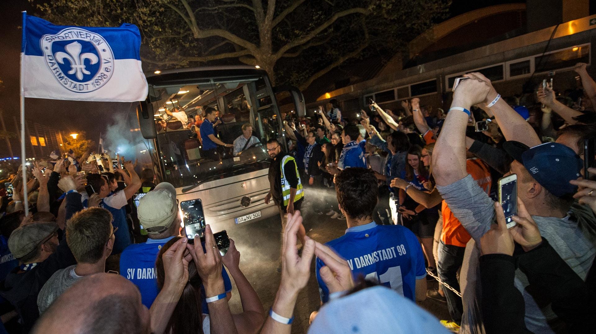 Die Fans feiern nach dem Klassenerhalt ihr Team bei der Rückkehr nach Darmstadt.