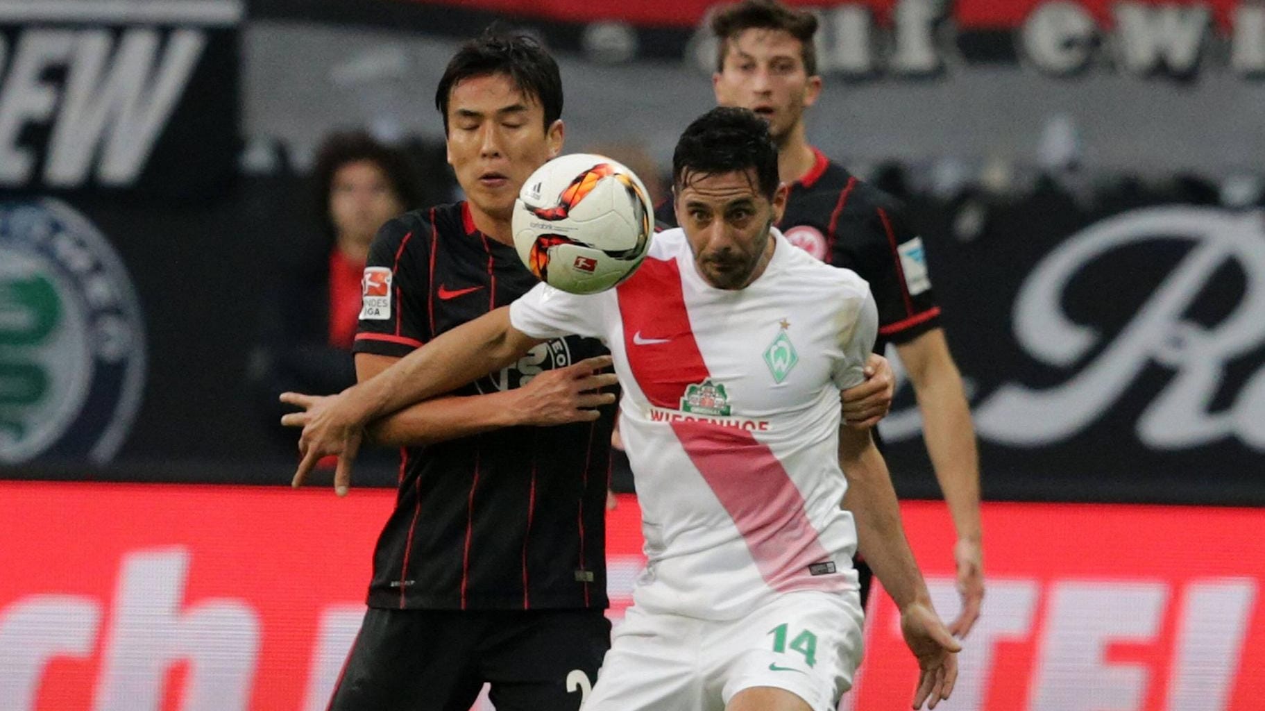 Auf Ballhöhe: Für Eintracht Frankfurt (links Makoto Hasebe) und Werder Bremen (rechts Claudio Pizarro) geht es ums sportliche Überleben.