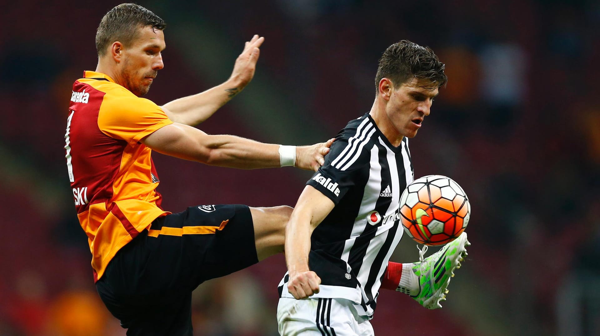 Mario Gomez (re.) im Duell gegen Lukas Podolski.