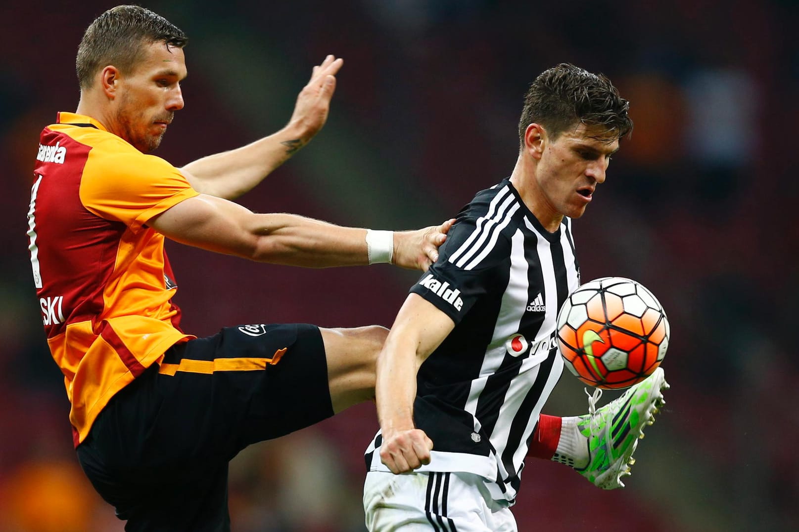 Mario Gomez (re.) im Duell gegen Lukas Podolski.