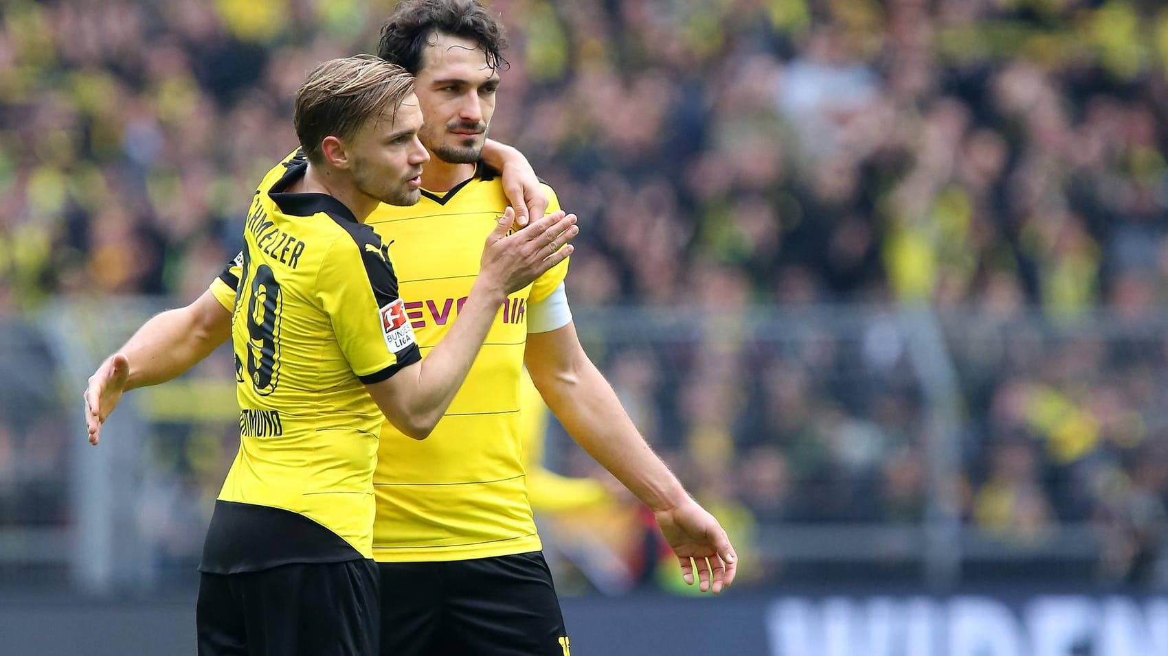 "Bitte bleib bei uns": Marcel Schmelzer (links) und Mats Hummels. "Bitte bleib bei uns": Marcel Schmelzer (links) und Mats Hummels.