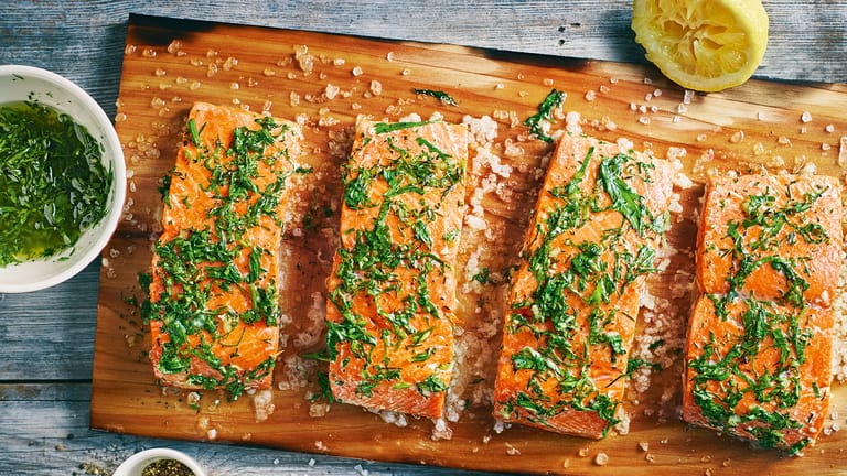 Mit einer Holzplanke bekommt Fischfilet beim Grillen ein ganz besonderes Aroma.