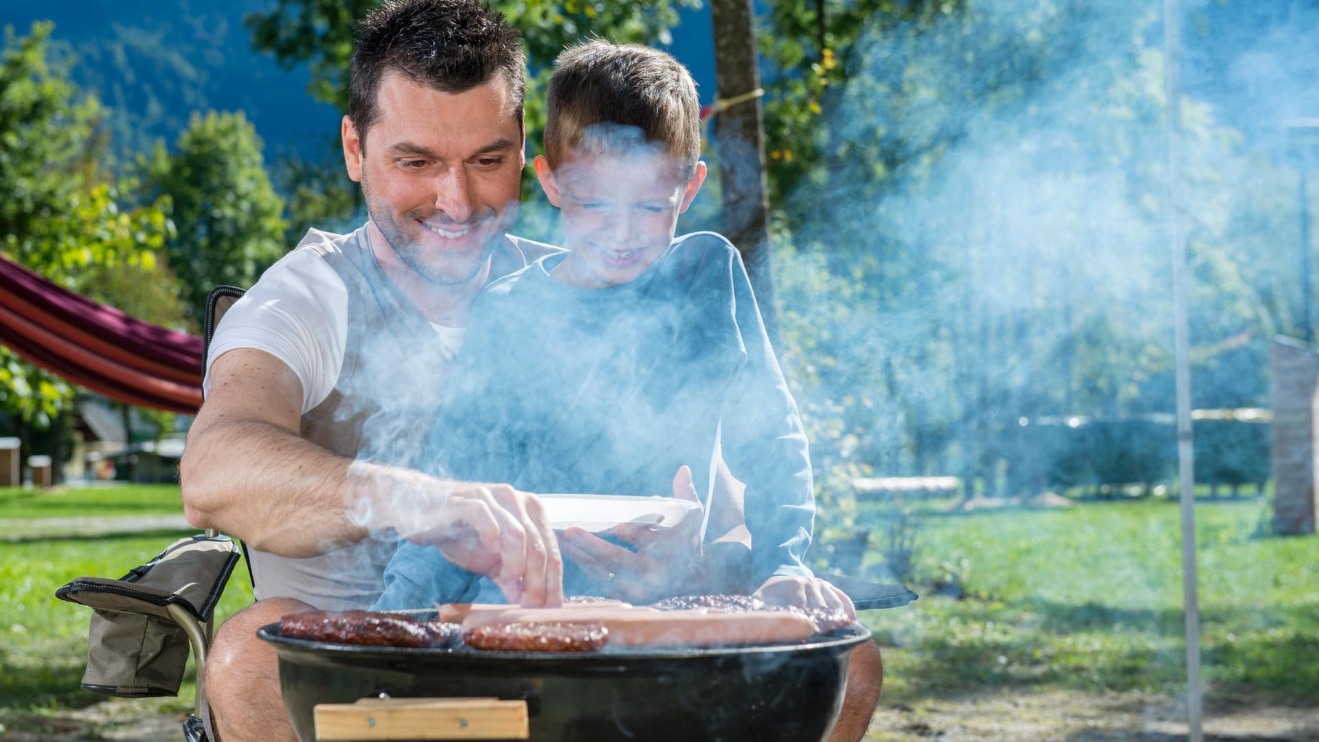 Kleine Kinder haben in der Nähe des Grills nichts zu suchen.