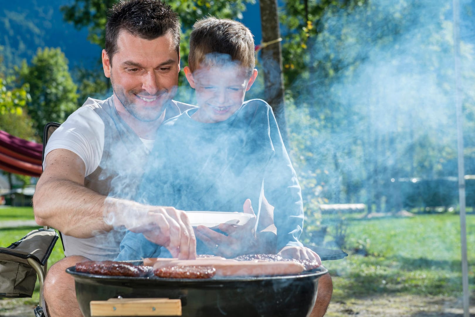 Kleine Kinder haben in der Nähe des Grills nichts zu suchen.