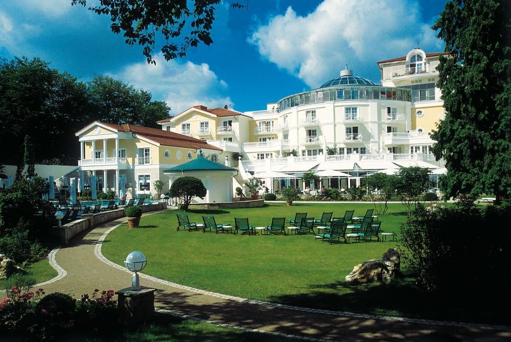 Das Hotel Travel Charme Strandidyll ist nur durch eine Promenade von der Ostsee getrennt. Doch genau so wissen seine Gäste den liebevoll angelegten Hotelgarten zu schätzen.