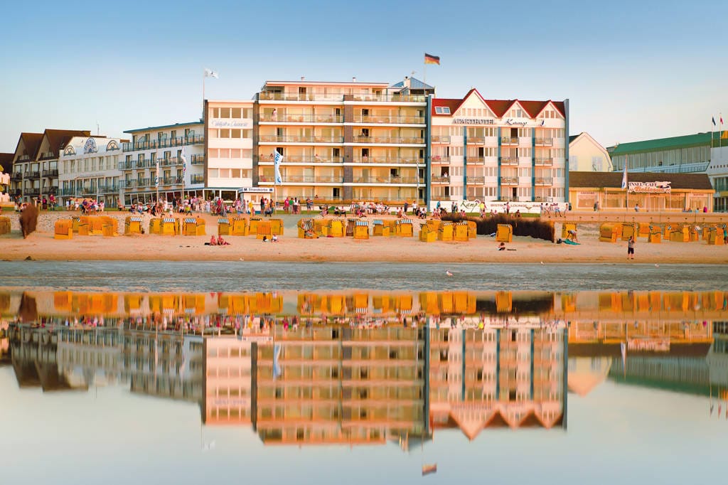 Das Strandhotel Duhnen liegt zentral an der Kurpromenade und dem feinsandigen, kilometerlangen Strand von Cuxhaven.