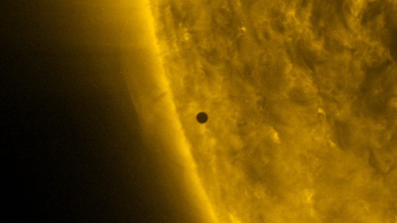 Man muss schon sehr genau hinschauen: Ein Foto vom Merkur, kurz nachdem er sich vor unsere Sonne geschoben hat.