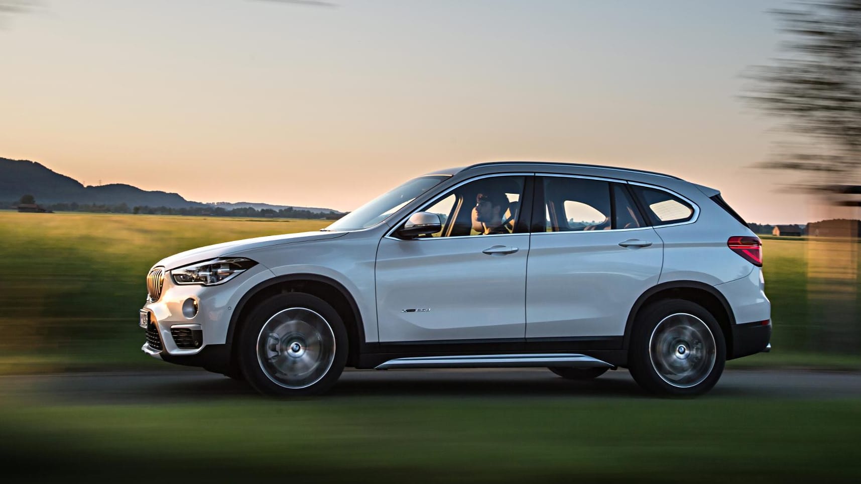 Der bärenstarke BMW X1 xDrive 25d in Fahrt.