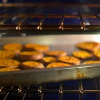 Zu den Süßkartoffeln aus dem Ofen passt eine leckere Pilzfüllung.