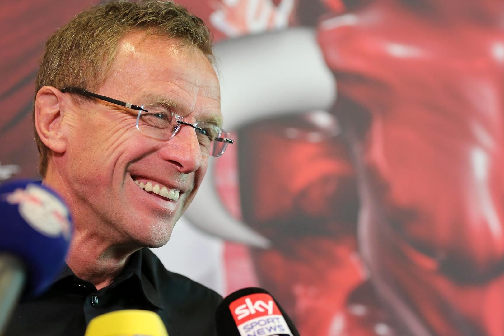 Hatte einen Tag nach seinem Bierdusche-Unfall wieder gut lachen: RB-Coach Ralf Rangnick.