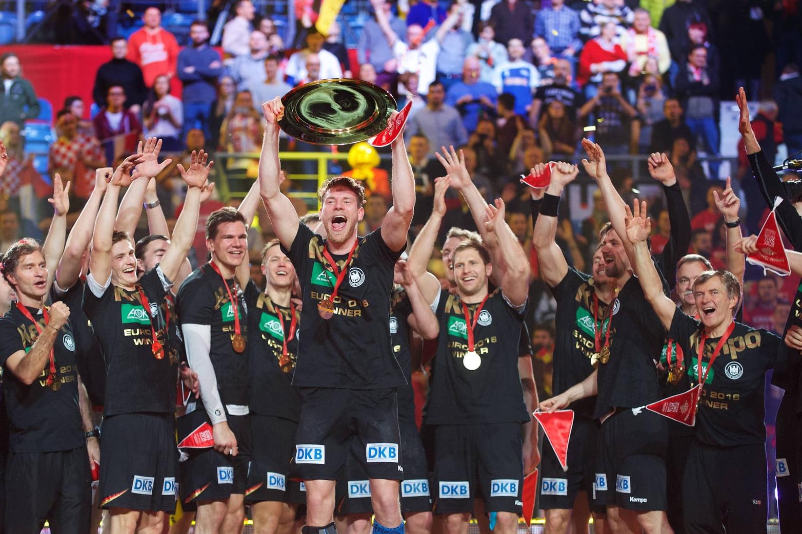Der goldene Schlusspunkt der Handball-EM im Januar: Tobias Reichmann reckt die Trophäe in die Höhe.