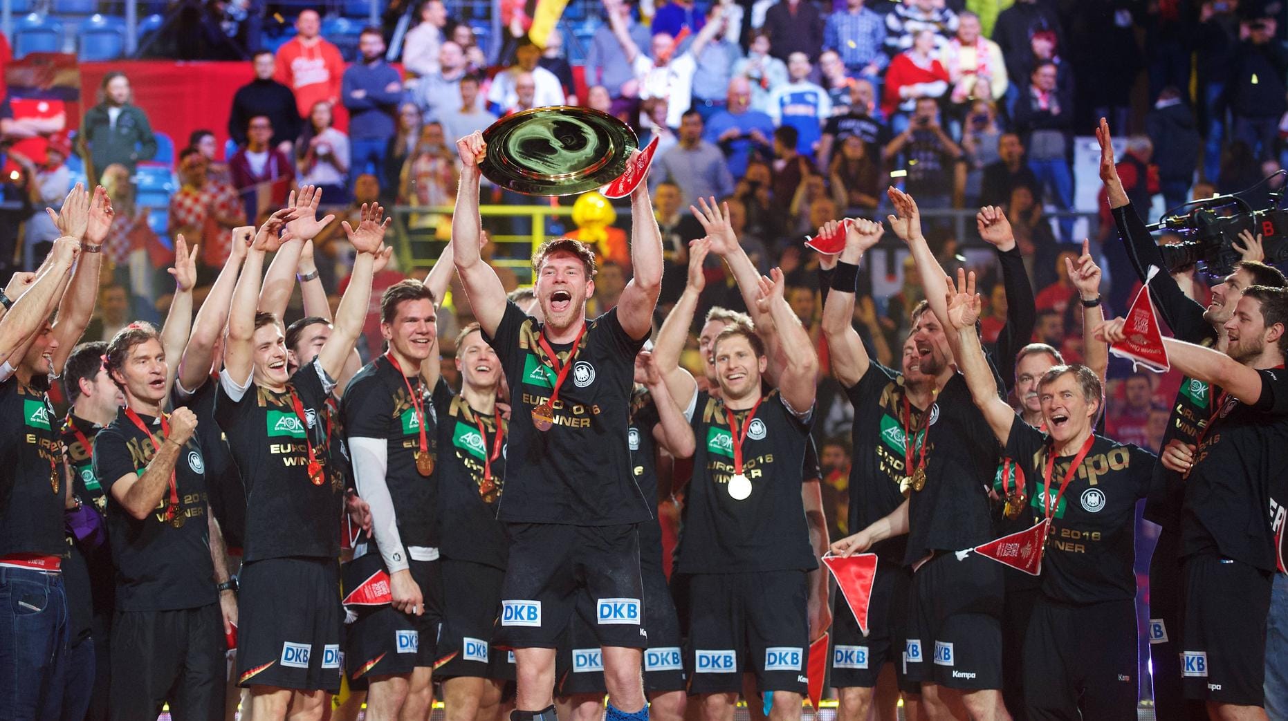 Der goldene Schlusspunkt der Handball-EM im Januar: Tobias Reichmann reckt die Trophäe in die Höhe. Der goldene Schlusspunkt der Handball-EM im Januar: Tobias Reichmann reckt die Trophäe in die Höhe.