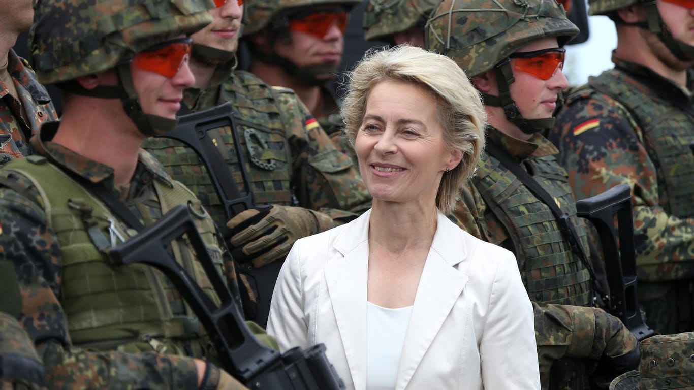 Ursula von der Leyen bekommt mehr Geld und Personal für die Bundeswehr.