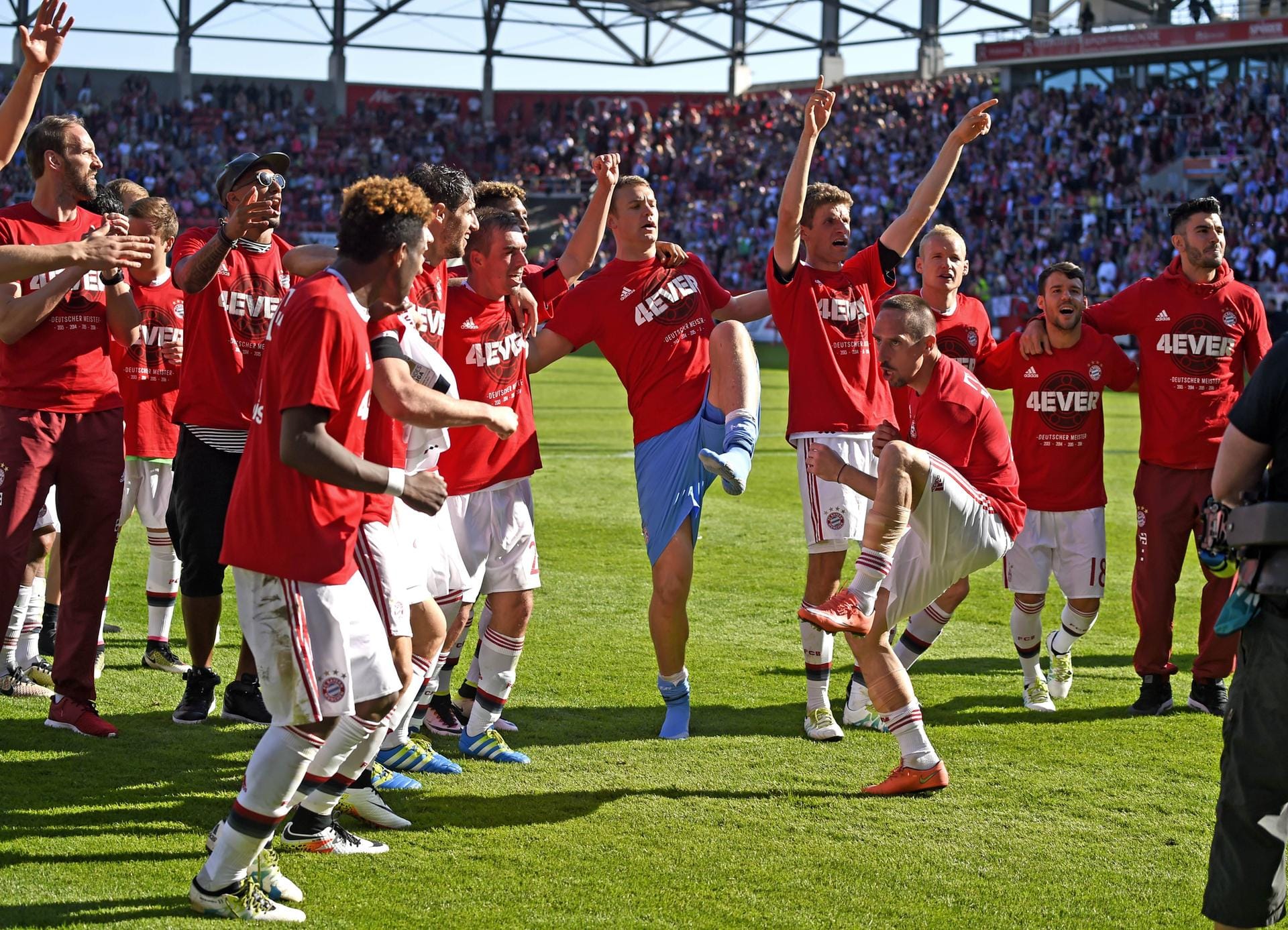 Meistertanz: Der FC Bayern München hat sich schon wieder den Titel geholt. Diesmal ist es aber ein ganz besonderer. Erstmals in der Geschichte des deutschen Fußball hat sich mit den Bayern ein Team vier Meisterschaften in Folge gesichert. Entsprechend ausgelassen freuten sich die Münchner nach dem Sieg in Ingolstadt über ihren Triumph. Top!