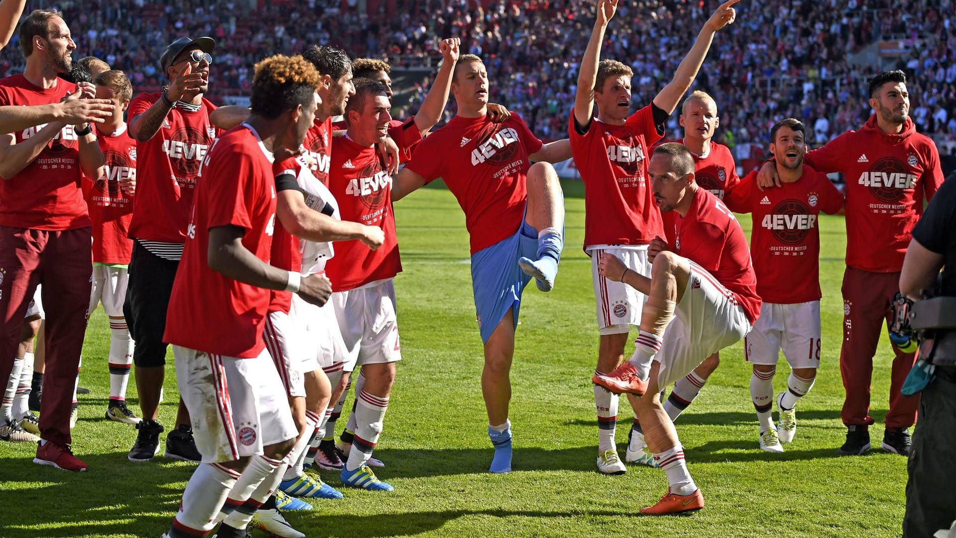 Meistertanz: Der FC Bayern München hat sich schon wieder den Titel geholt. Diesmal ist es aber ein ganz besonderer. Erstmals in der Geschichte des deutschen Fußball hat sich mit den Bayern ein Team vier Meisterschaften in Folge gesichert. Entsprechend ausgelassen freuten sich die Münchner nach dem Sieg in Ingolstadt über ihren Triumph. Top!