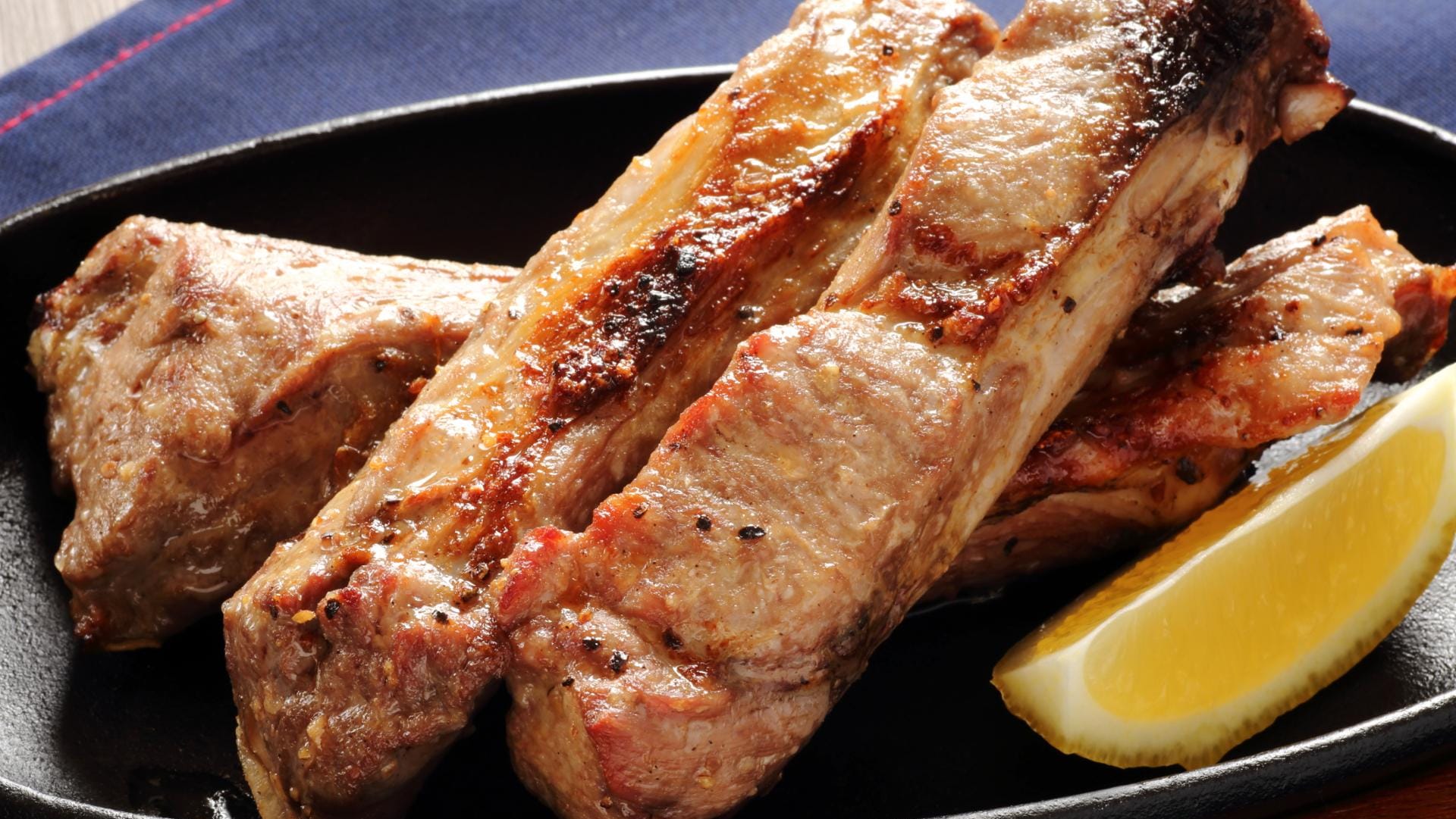 Spareribs sind ein herzhaftes Gericht vom Grill.