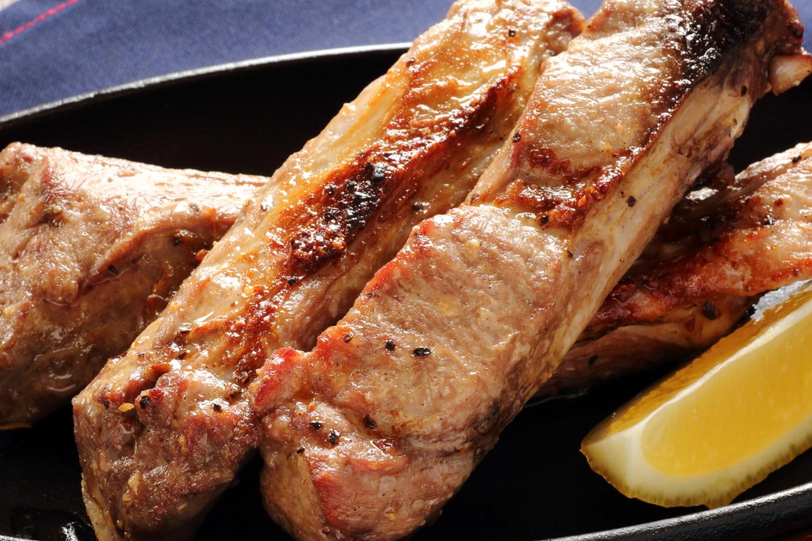 Spareribs sind ein herzhaftes Gericht vom Grill.