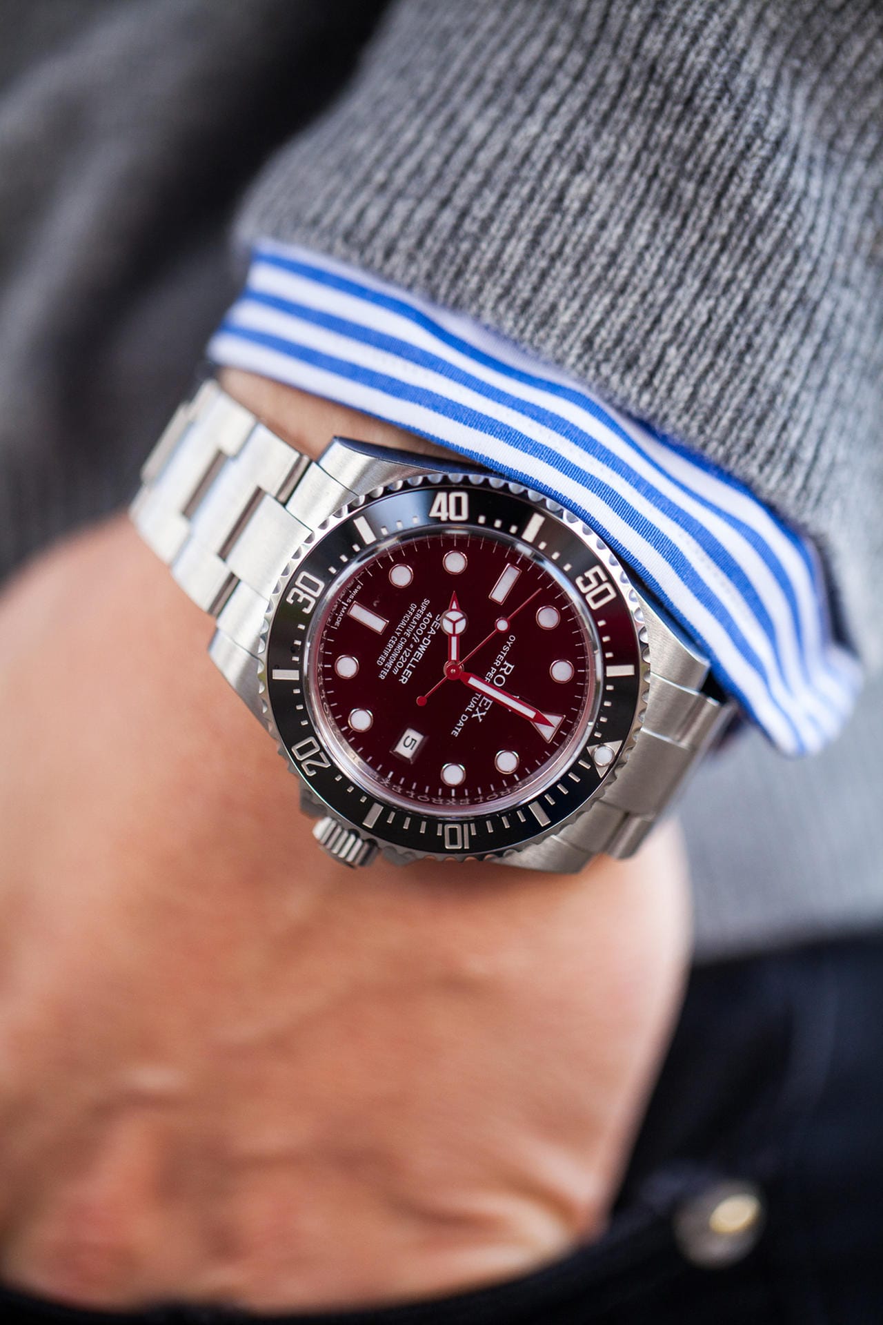 Die Rolex Sea-Dweller (über Montredo um 9779 Euro) trägt das COSC Siegel. Der entsprechende Schriftzug ist auf dem Zifferblatt erkennbar.