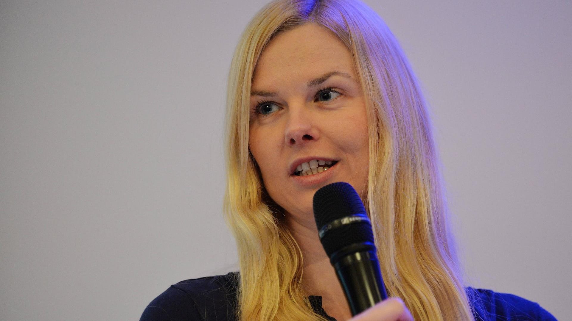 Britta Steffen springt den ausgebooteten Schwimmerinnen zur Seite.