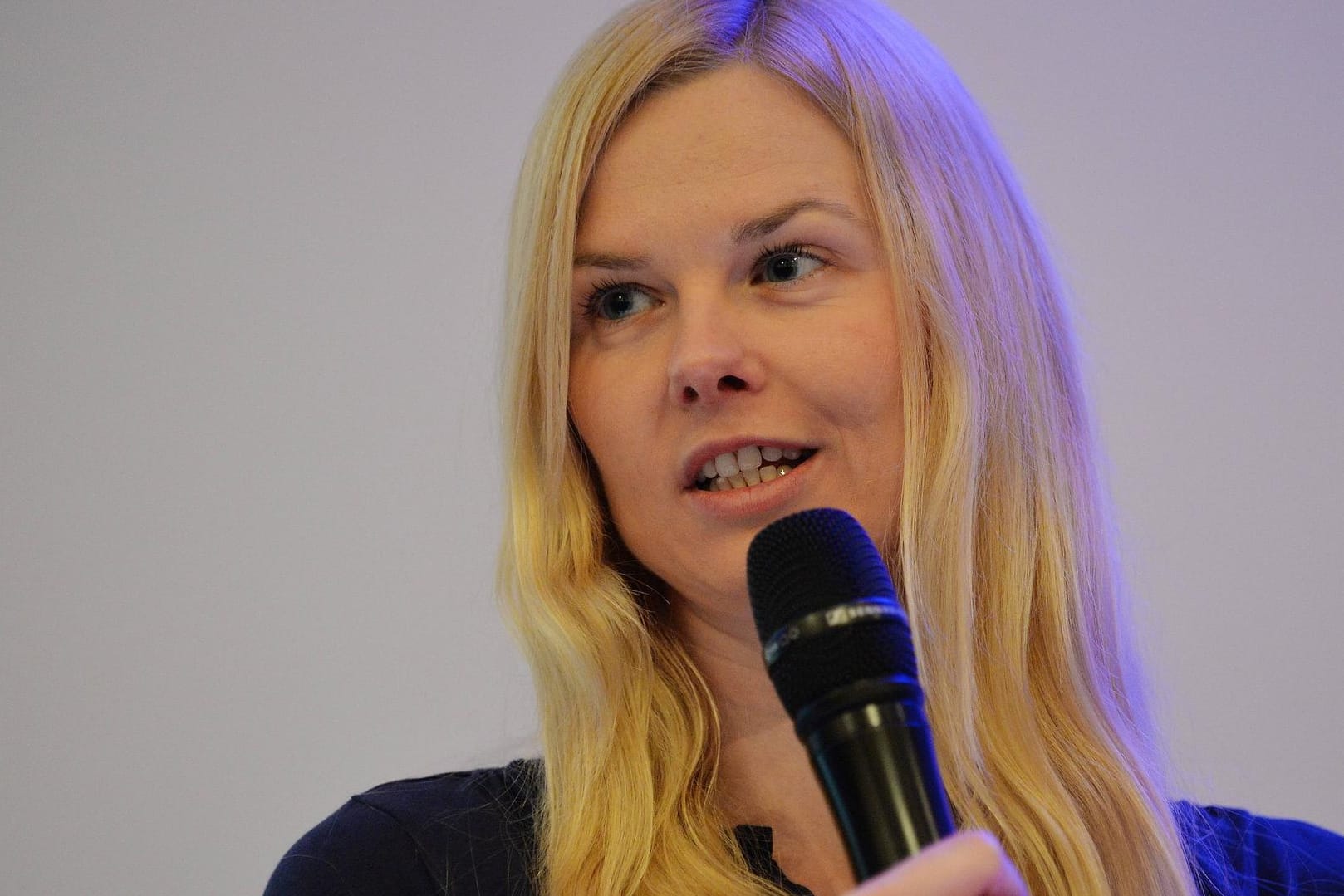 Britta Steffen springt den ausgebooteten Schwimmerinnen zur Seite.