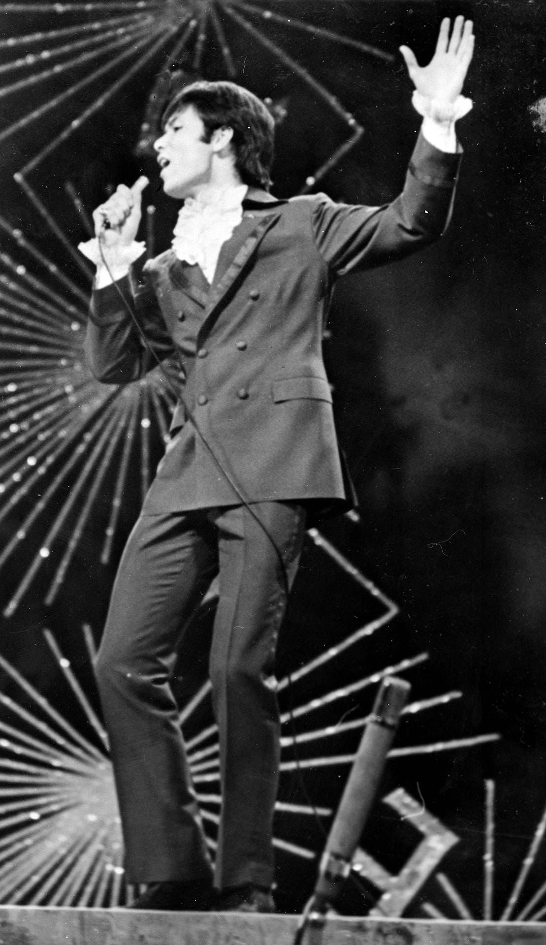 Cliff Richard schrammte gleich zweimal knapp am Sieg vorbei: 1968 holte er für Großbritannien mit "Congratulations" den zweiten, 1973 mit "Power To All Our Friends" den dritten Platz.