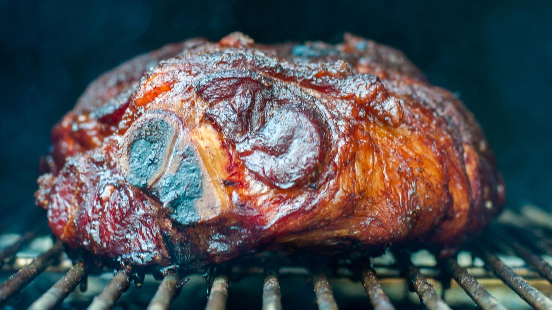 Pulled Pork kann auf unterschiedlichen Grills zubereitet werden.