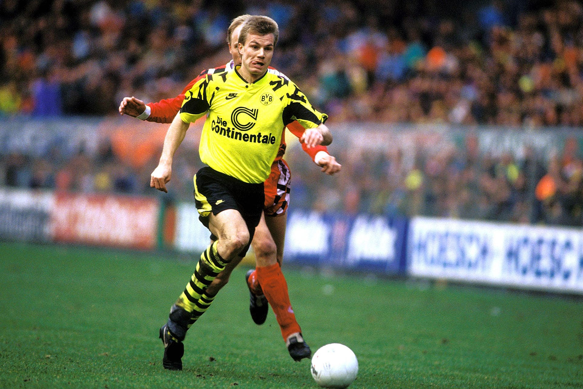 Der erste Wechsel in die andere Richtung wurde 1992 vollzogen, als die Münchner für umgerechnet 3,75 Millionen Euro Thomas Helmer vom BVB loseisten. 190 Spielen in Schwarz-Gelb folgten 191 in Rot-Weiß - und drei Meisterschaften, ein weiterer Pokal-Sieg sowie der UEFA-Cup-Triumph.