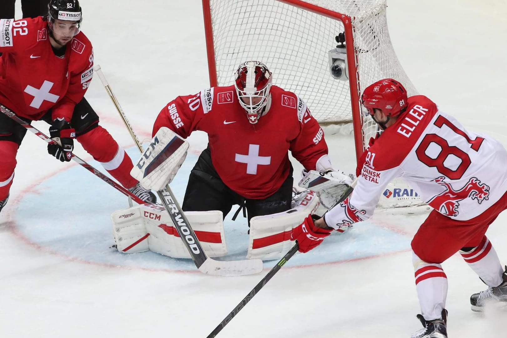 Der Däne Lars Eller (re.) versucht die beiden Schweizer Reto Berra (Mitte) und Simon Moser zu überwinden.