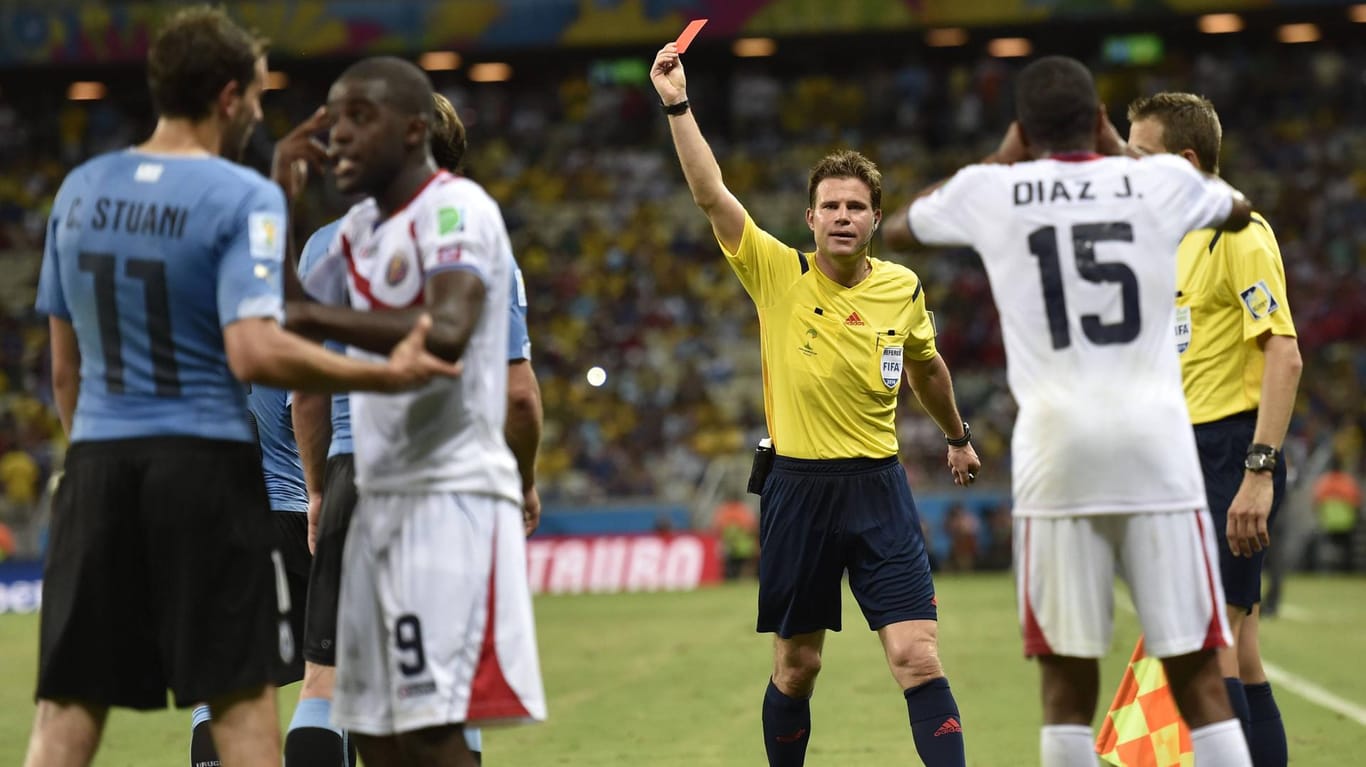 WM 2014: Schiedsrichter Felix Brych zeigt Uruguays Maximiliano Pereira die Rote Karte nach dessen Foul an Costa Ricas Joel Campbell (vorne, 2.v.li.). (Archivbild vom 14.6.2014)