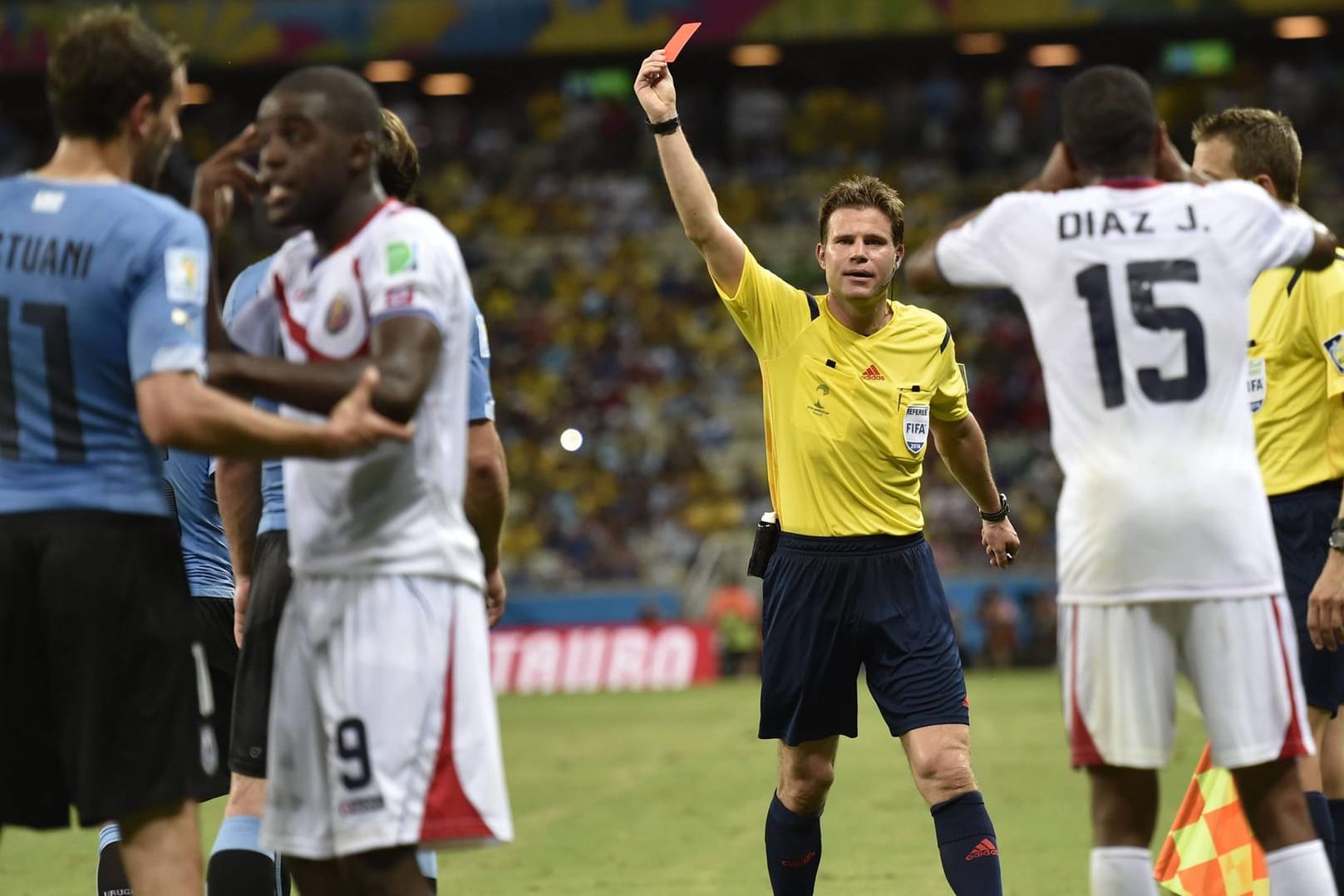 WM 2014: Schiedsrichter Felix Brych zeigt Uruguays Maximiliano Pereira die Rote Karte nach dessen Foul an Costa Ricas Joel Campbell (vorne, 2.v.li.). (Archivbild vom 14.6.2014)