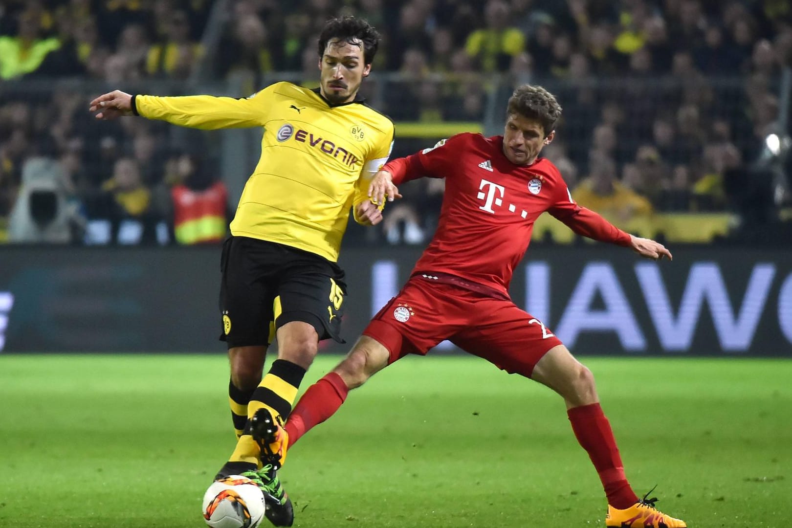 Mats Hummels (li.) und Thomas Müller sind in der nächsten Saison Teamkollegen beim FC Bayern.