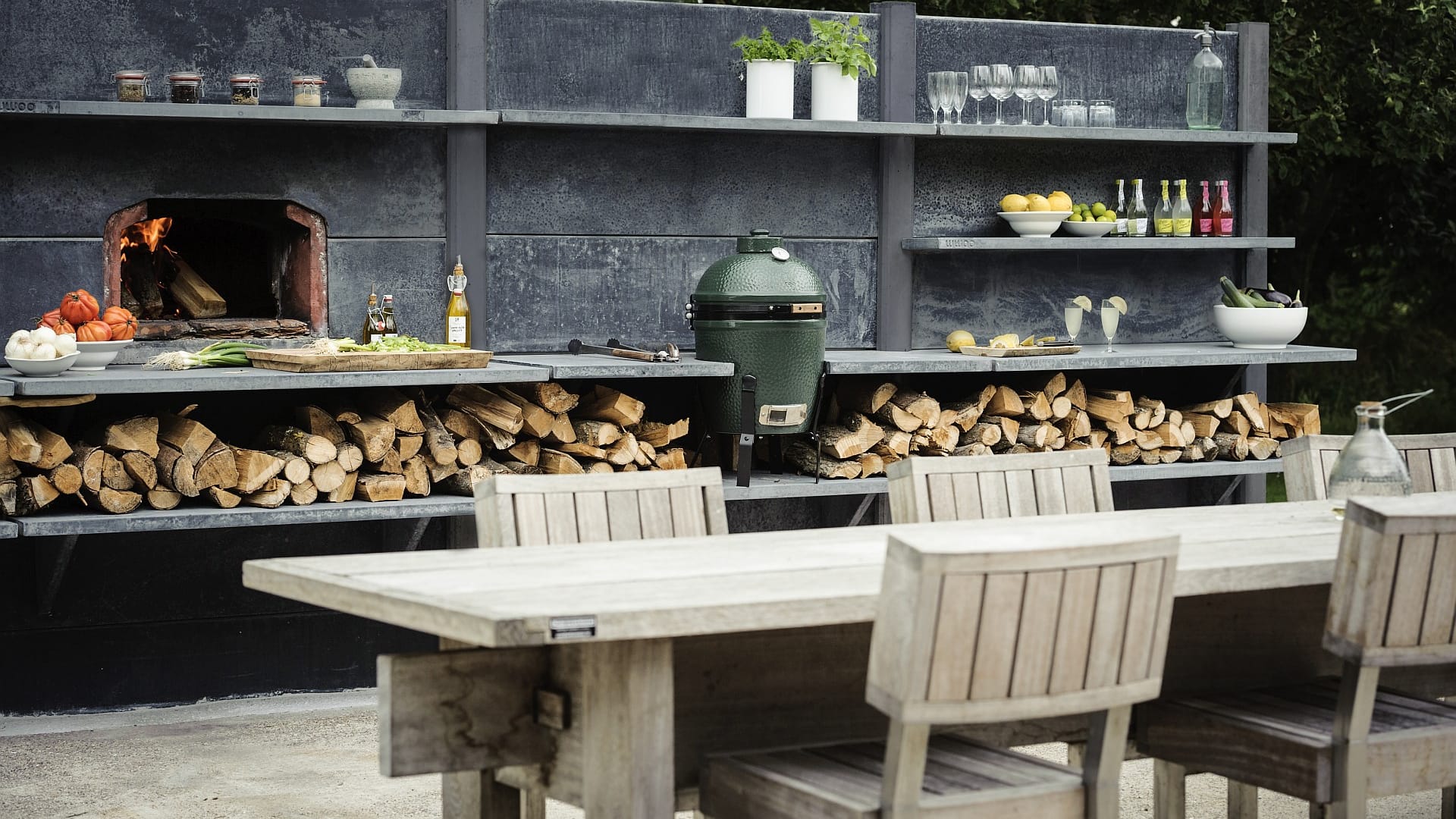 Bei strahlendem Wetter draußen kochen: Der Trend heißt "Outdoor-Cooking". Wir verraten, was Sie dazu benötigen.