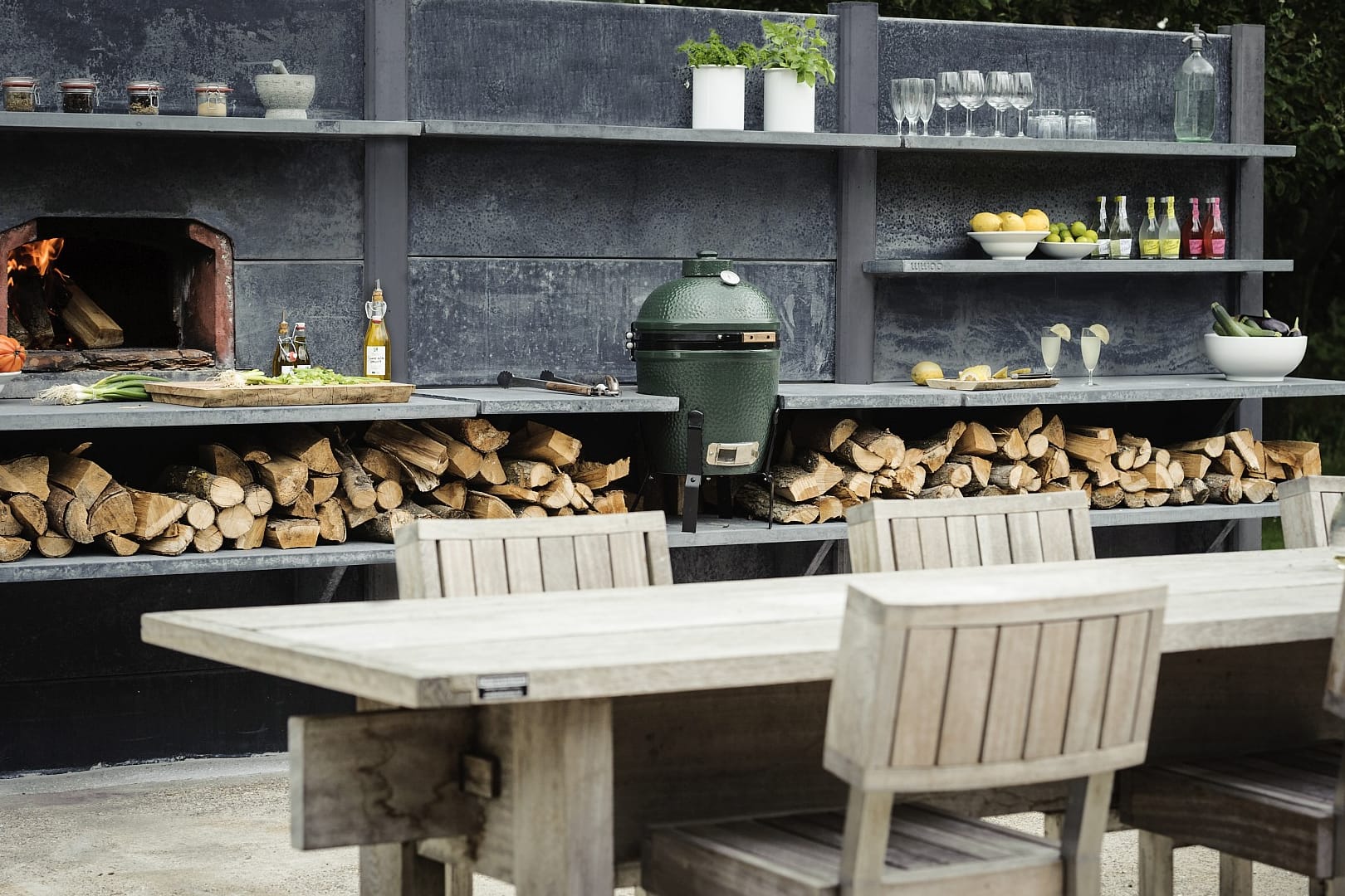 Bei strahlendem Wetter draußen kochen: Der Trend heißt "Outdoor-Cooking". Wir verraten, was Sie dazu benötigen.